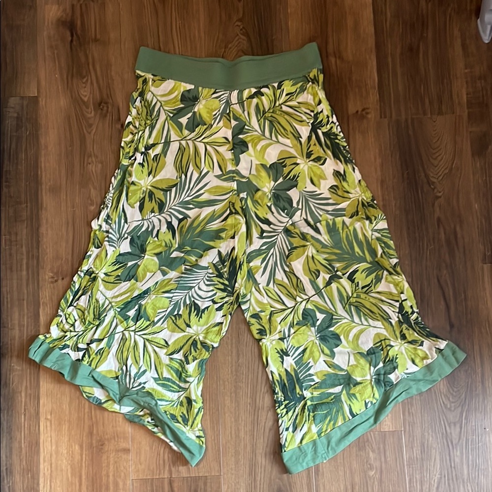 Adore Me Green Leaf Print Women's Capris